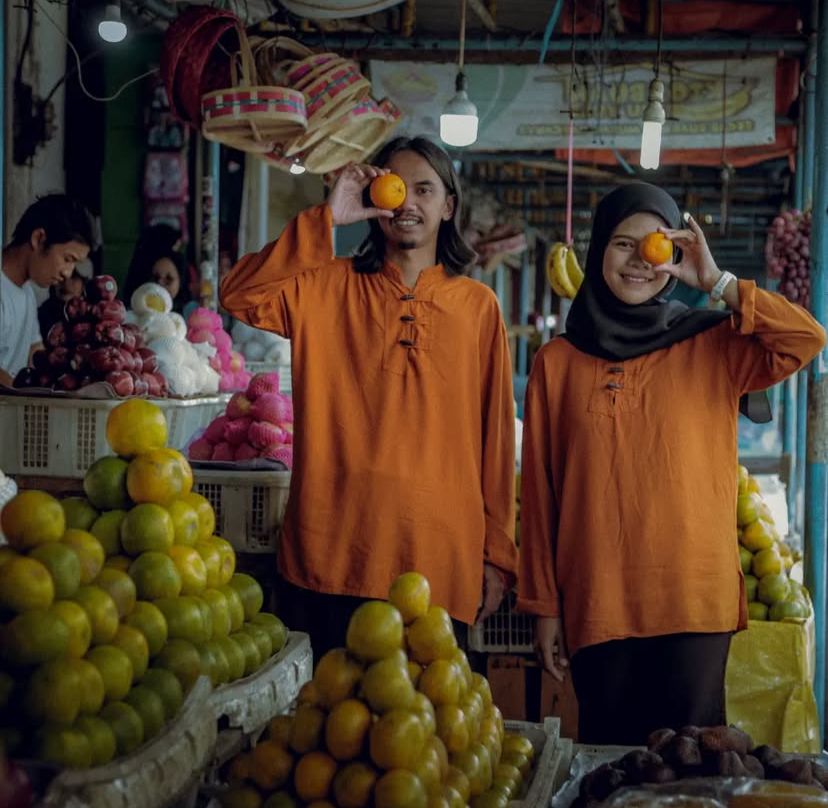 Pasangan maternity di kebun bunga