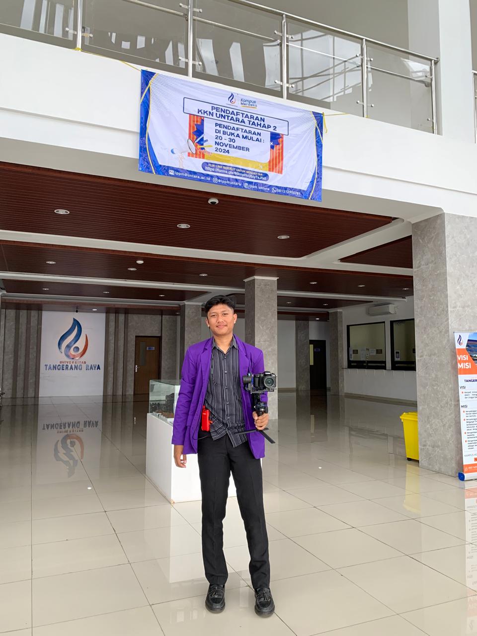 Fotografer profesional sedang memotret dengan kamera DSLR di lokasi pernikahan outdoor