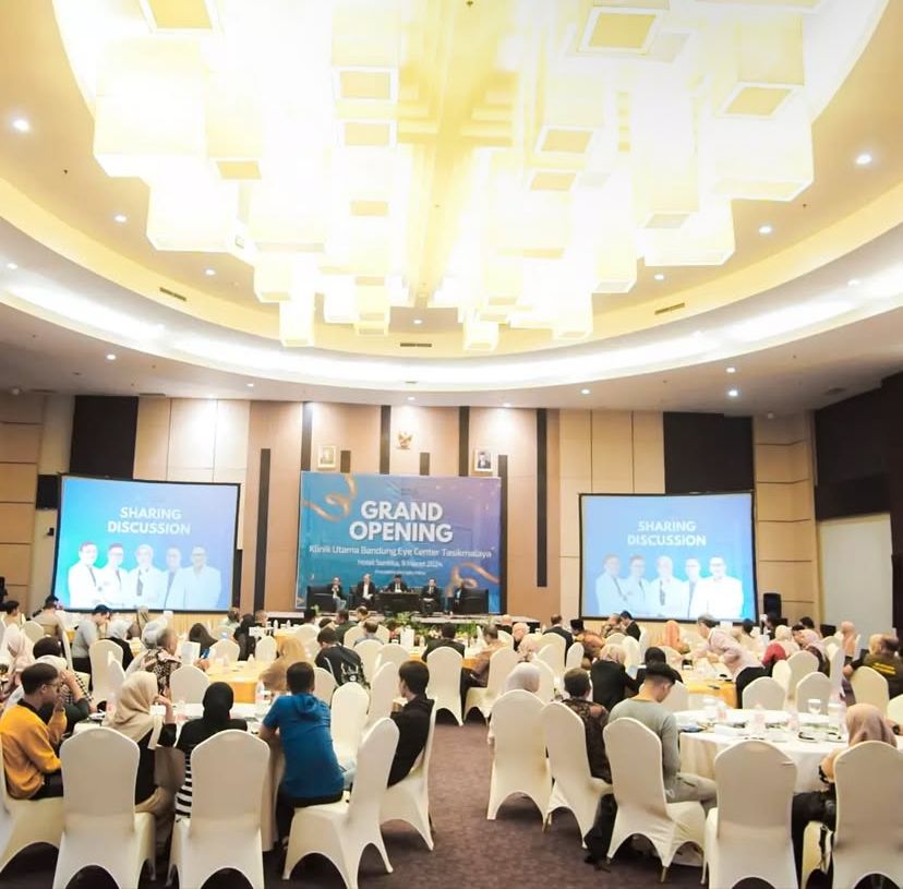 Sunrise Gunung Bromo dengan kabut dan sinar emas